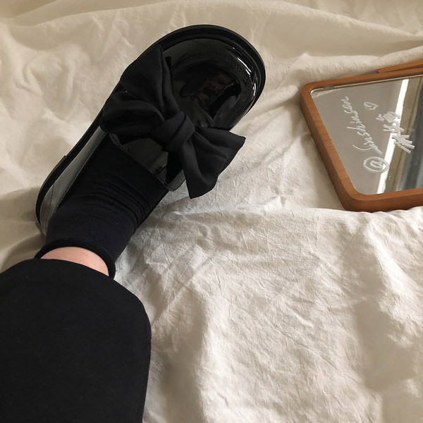 Sieviešu lakādas atsperu kurpes ar lentīti