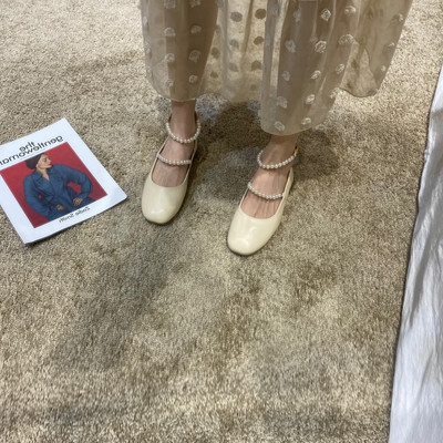 Jauns sieviešu ādas apavu modelis ar pērlēm