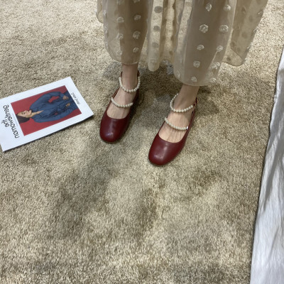 Jauns sieviešu ādas apavu modelis ar pērlēm