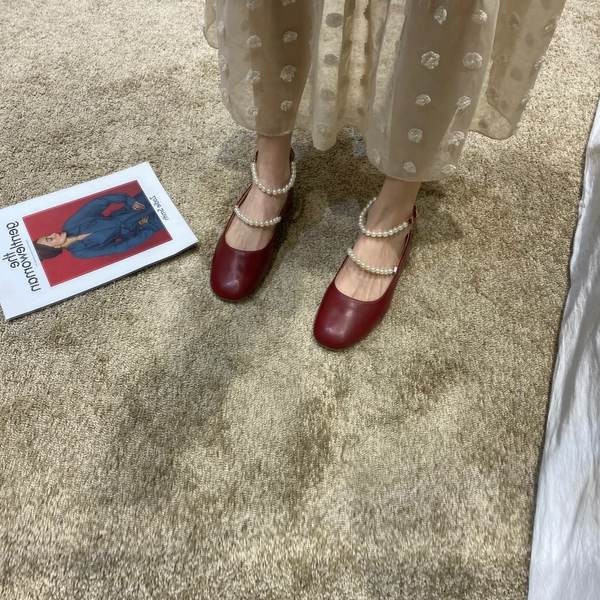 Jauns sieviešu ādas apavu modelis ar pērlēm