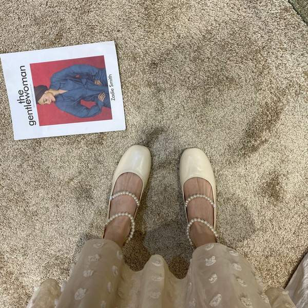 Jauns sieviešu ādas apavu modelis ar pērlēm