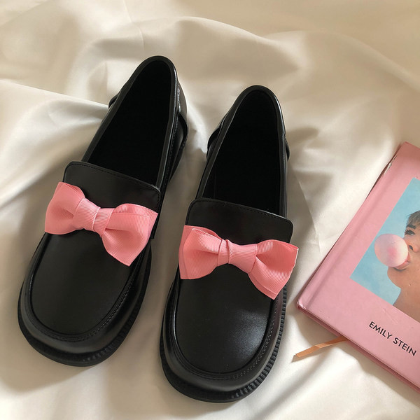 Modernas sieviešu ādas kurpes ar krāsainu lentīti