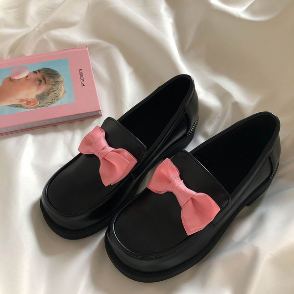 Modernas sieviešu ādas kurpes ar krāsainu lentīti