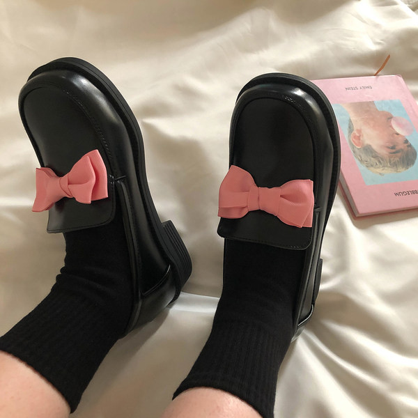 Modernas sieviešu ādas kurpes ar krāsainu lentīti