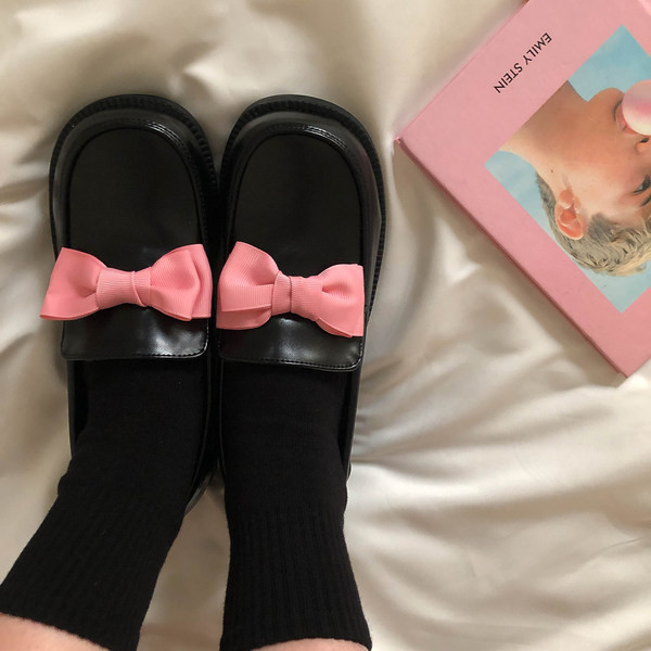 Modernas sieviešu ādas kurpes ar krāsainu lentīti