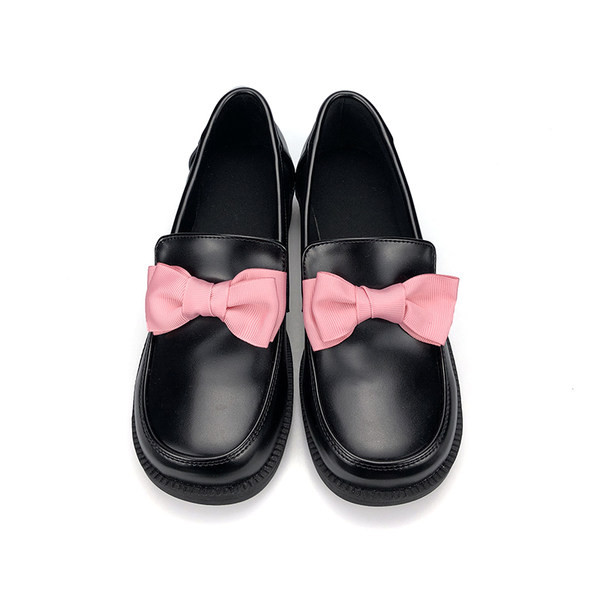 Modernas sieviešu ādas kurpes ar krāsainu lentīti