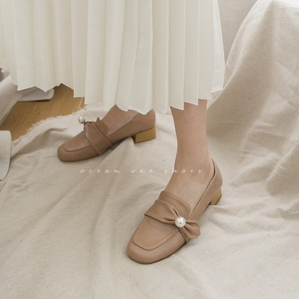 Pantofi casual cu toc mic gros și decor perlat