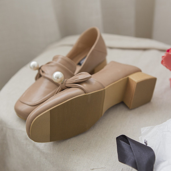 Pantofi casual cu toc mic gros și decor perlat