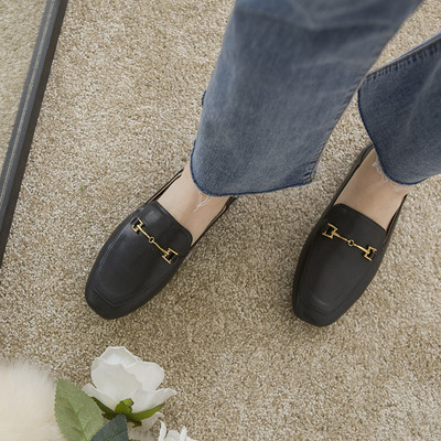 Ikdienas apavi ar plakanām zolēm un metāla apdari