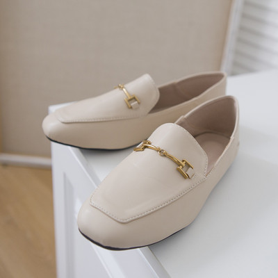 Ikdienas apavi ar plakanām zolēm un metāla apdari