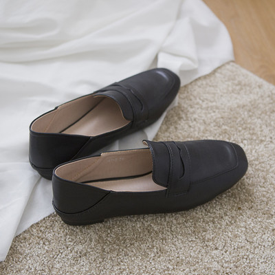 Ikdienas apavi ar plakanām zolēm un metāla apdari