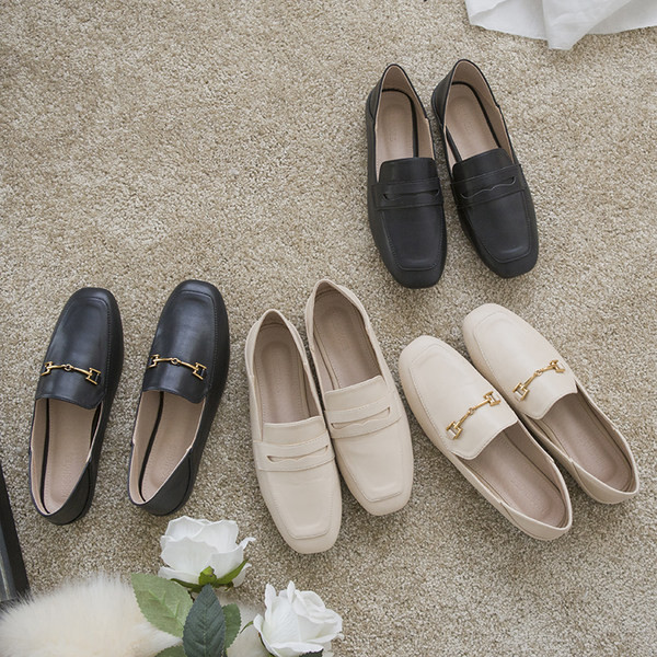 Ikdienas apavi ar plakanām zolēm un metāla apdari