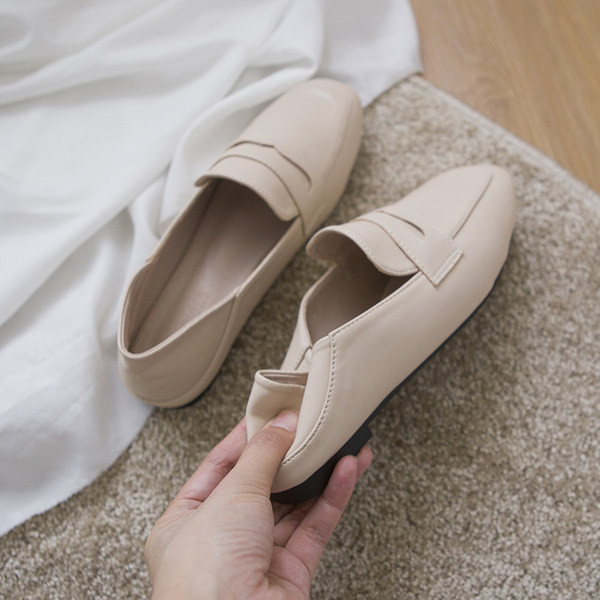 Ikdienas apavi ar plakanām zolēm un metāla apdari