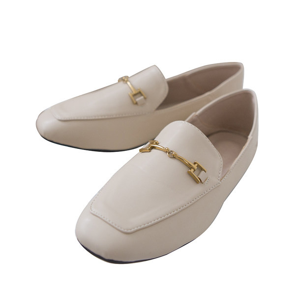 Ikdienas apavi ar plakanām zolēm un metāla apdari