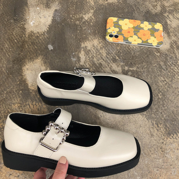 Pantofi de dama actuali din piele cu catarama metalica