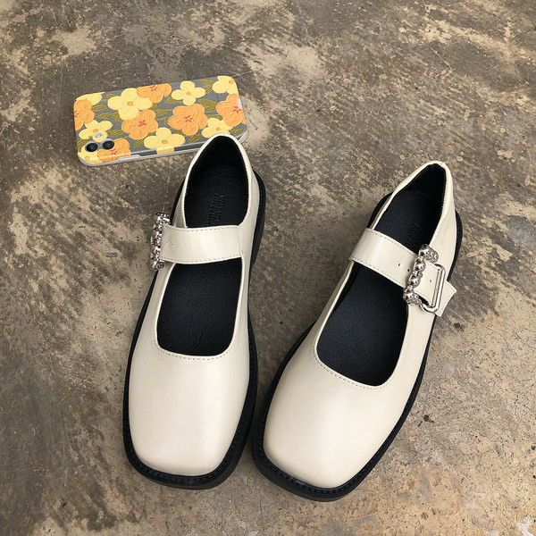 Pantofi de dama actuali din piele cu catarama metalica