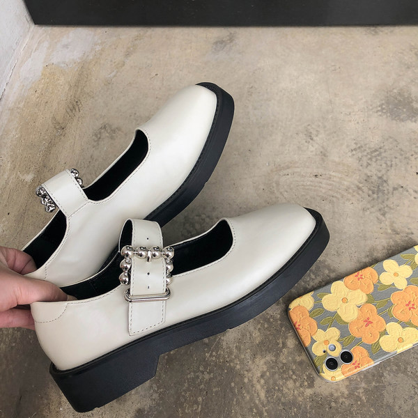 Pantofi de dama actuali din piele cu catarama metalica