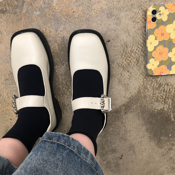 Pantofi de dama actuali din piele cu catarama metalica