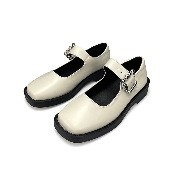 Pantofi de dama actuali din piele cu catarama metalica