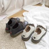 Vienkāršs ikdienas apavu modelis ar mežģīnēm un sirds aplikāciju