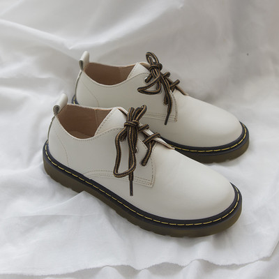 Vienkāršs ikdienas apavu modelis ar mežģīnēm un sirds aplikāciju