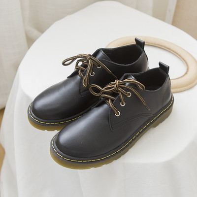 Vienkāršs ikdienas apavu modelis ar mežģīnēm un sirds aplikāciju