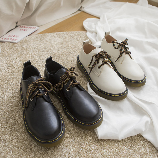 Vienkāršs ikdienas apavu modelis ar mežģīnēm un sirds aplikāciju