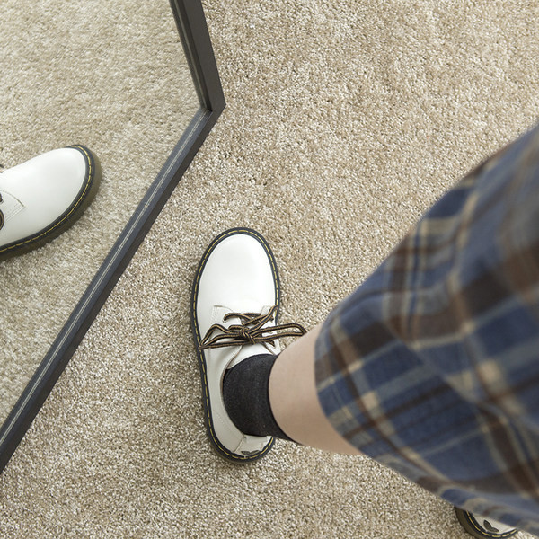 Vienkāršs ikdienas apavu modelis ar mežģīnēm un sirds aplikāciju