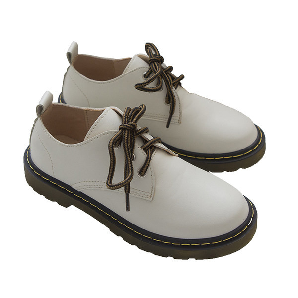 Vienkāršs ikdienas apavu modelis ar mežģīnēm un sirds aplikāciju