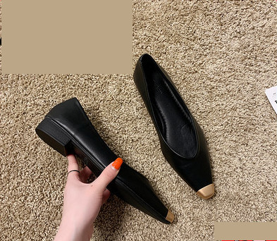 Naiste vabaajajalatsid metallist elementidega