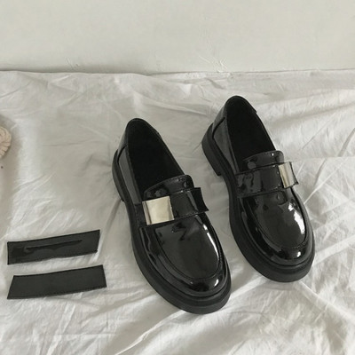 Sieviešu ādas apavi ar metāla elementu - melnā krāsā