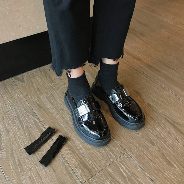 Sieviešu ādas apavi ar metāla elementu - melnā krāsā