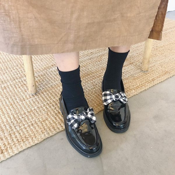 Dámske kožené topánky v čiernej farbe s kockovanou stuhou