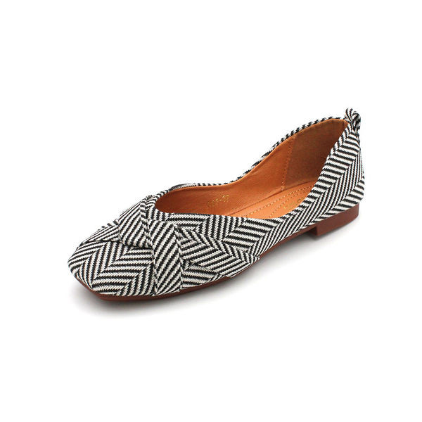 Sieviešu modernie apavi divās krāsās - pavasarim