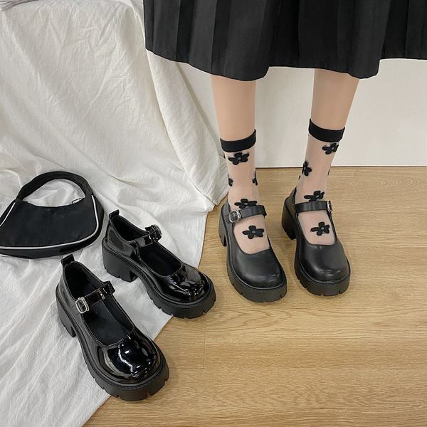 Alkalmi női cipő csattal - két modell