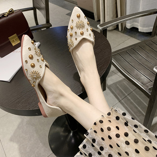 Modernas sieviešu apavi ar 3D elementiem un akmeņiem