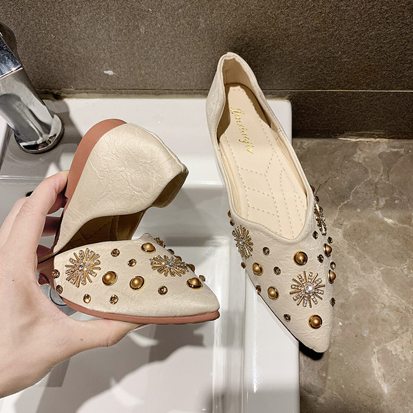 Modernas sieviešu apavi ar 3D elementiem un akmeņiem