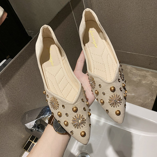 Modernas sieviešu apavi ar 3D elementiem un akmeņiem