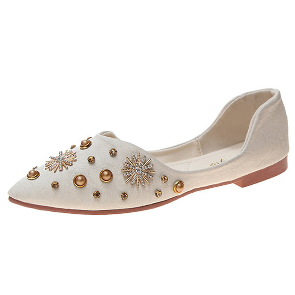 Modernas sieviešu apavi ar 3D elementiem un akmeņiem