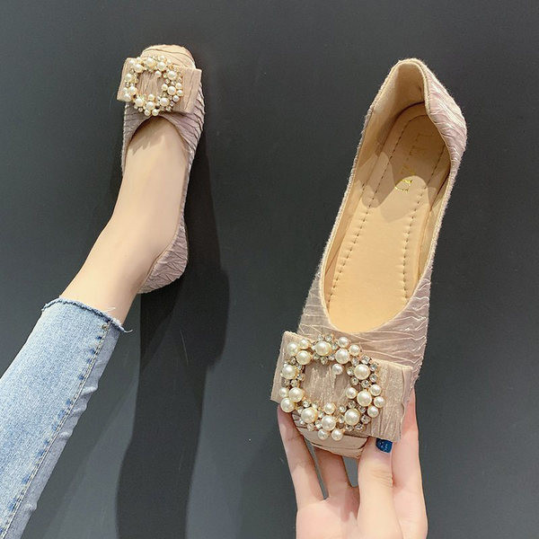 Mūsdienīgi sieviešu apavi ar sprādzi un plakanu zoli