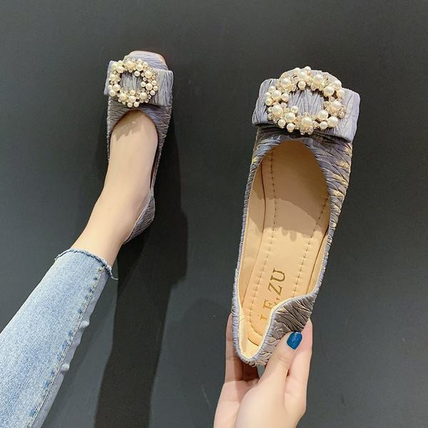 Mūsdienīgi sieviešu apavi ar sprādzi un plakanu zoli