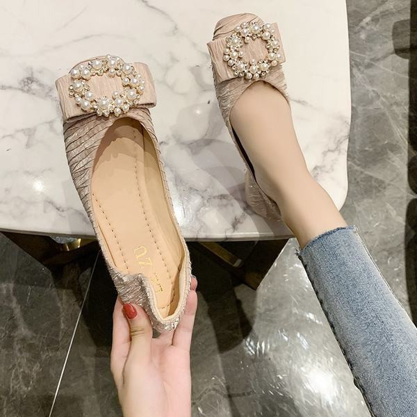 Mūsdienīgi sieviešu apavi ar sprādzi un plakanu zoli