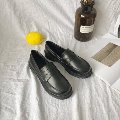 Sieviešu ikdienas apavi ar plakanu zoli no eko ādas