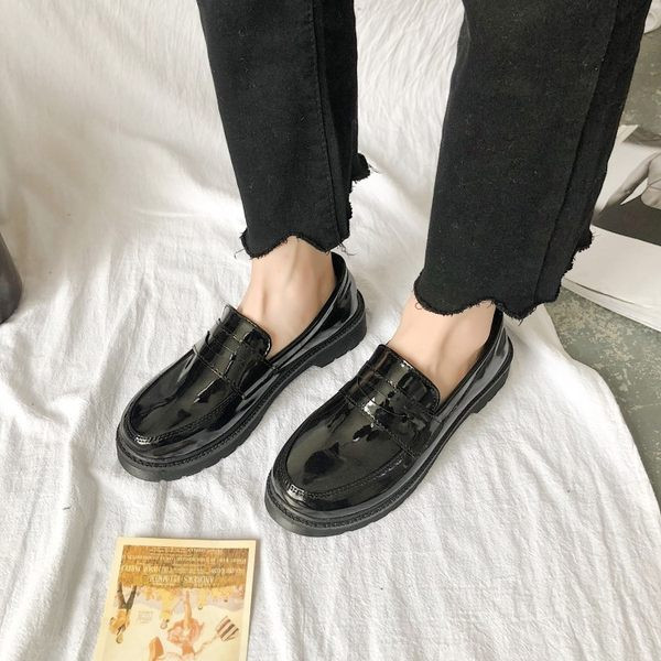 Sieviešu ikdienas apavi ar plakanu zoli no eko ādas