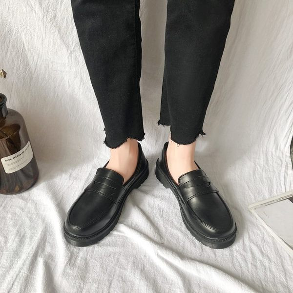 Sieviešu ikdienas apavi ar plakanu zoli no eko ādas