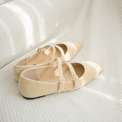 Pantofi lejer din material textil ascuțit, cu curele subțiri și catarame