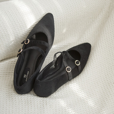 Pantofi lejer din material textil ascuțit, cu curele subțiri și catarame