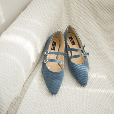 Pantofi lejer din material textil ascuțit, cu curele subțiri și catarame