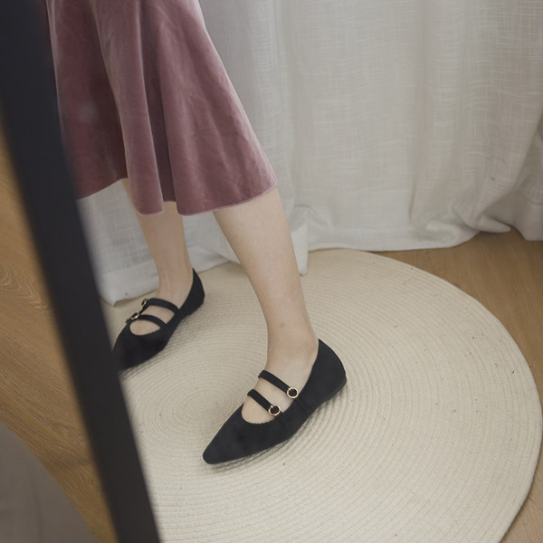 Pantofi lejer din material textil ascuțit, cu curele subțiri și catarame