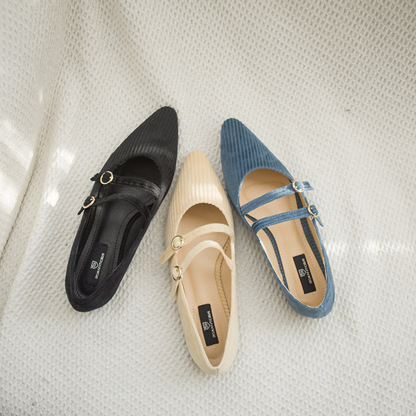 Pantofi lejer din material textil ascuțit, cu curele subțiri și catarame